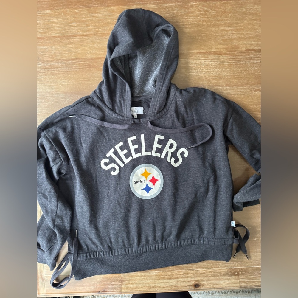 Barely worn women’s Pittsburgh Steelers crop style hoodie size large